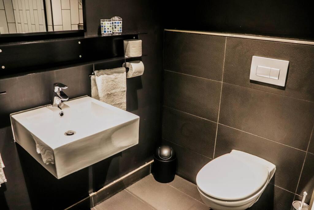 Wex831 - On 8th Floor With Pool, Parking & Gym Cape Town