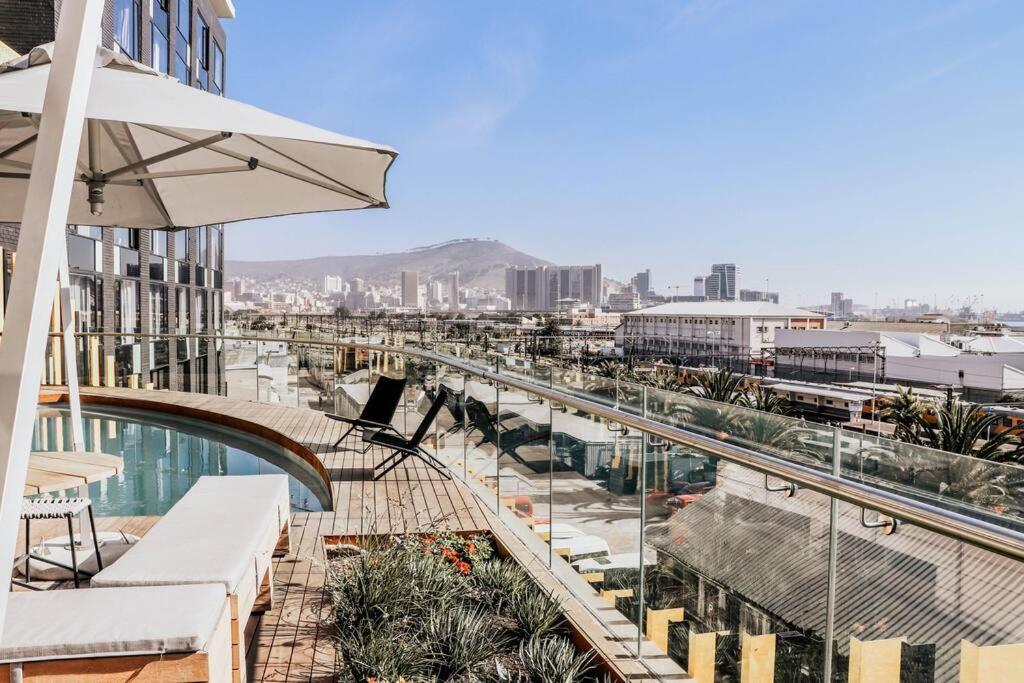 Wex831 - On 8th Floor With Pool, Parking & Gym Cape Town