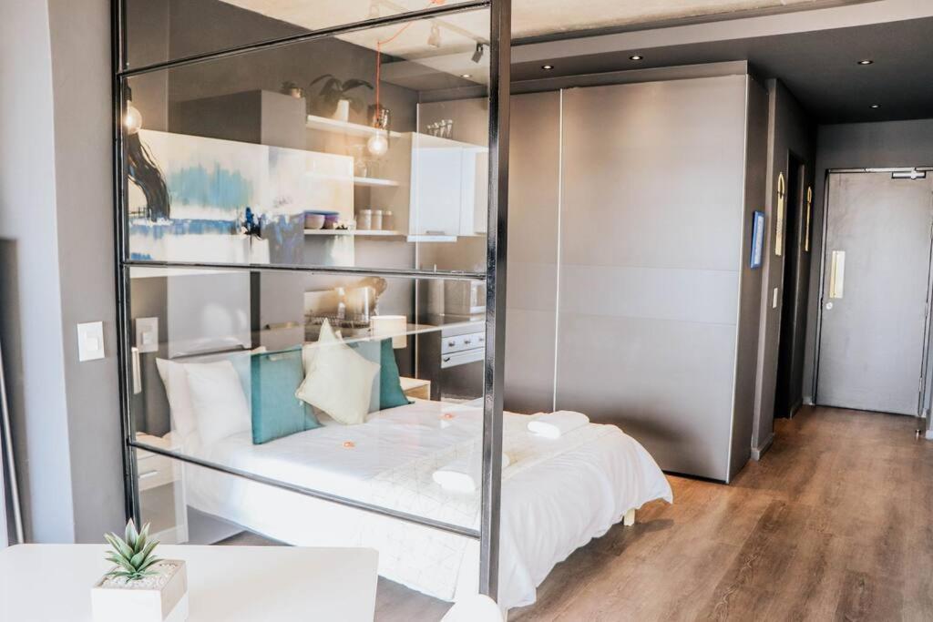 Wex831 - On 8th Floor With Pool, Parking & Gym * Cape Town